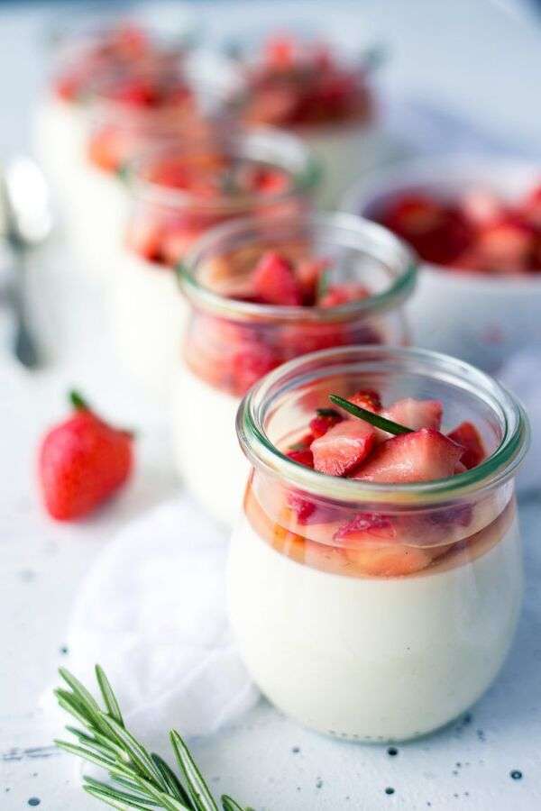 Tazón de yogur con fruta y cereales sobre una mesa clara
